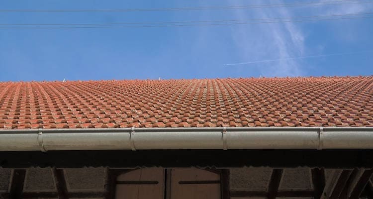 Limpeza de calhas na Praia Dura